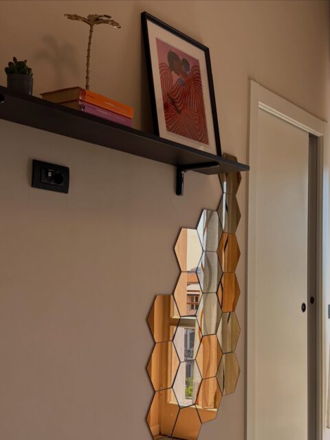 Da série : os detalhes fazem a diferença! 
APARTAMENTO MOMPIANO, 2026 | Brescia .
.
Come diceva Leonardo Da Vinci :
“I dettagli fanno la perfezione e la perfezione non è un dettaglio.”
.
#vintage #apartamentoantigo #appartmentdesign #italianapartment #midcenturyfurniture