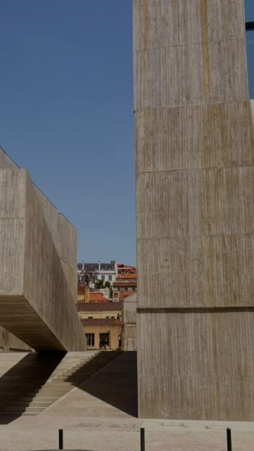 Quanta arquitetura maravilhosa eu vi em Lisboa. 
Lisboa é muito mais do que uma cidade Portuária, vai além de pastel de nata, e das ladeiras que desenham seus bairros… Lisboa ganhou um respeito e admiração da minha parte que eu nunca havia imaginado, afinal nós brasileiros existimos graças aos portugueses e isso vai reconhecido!! 

Eu vi muita arte, muita mesmo, em todos os cantos, muitos eventos que promovem a cultura e a ciência… 
Muitas construções ousadas e arquitetura que eu achei que iria ver só na faculdade como estudos de caso… 
Me emocionei de ver a estação Oriente, de Calatrava . 
O pavilhão de Álvaro Siza Vieira nem parece de verdade de tão lindo. 
E orgulhosamente nosso brasileiro Paulo Mendes da rocha 🤍 com o seu Museu dos coches.