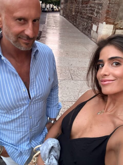 EU X ELE: 
Hoje é o dia do grande amor da minha vida. E não teria dia melhor pra fazer a Trend das nossas diferenças né? 
Giorginho, somos parecidos em muitas coisas, mas como toda casal do mundo temos também as nossas diferenças, mas mesmo assim, elas são tão perfeitas que nos completam , eu amo nós dois, eu amo nossa vida juntos, eu amo até os desafios da vida , que enfrentamos juntos … prova o quanto estamos no mesmo propósito, prova o quanto o nosso amor é sólido! Feliz aniversário, que Deus realize todos os sonhos do seu coração! Te amo minha vida. ❤️ 
.
Oggi è il giorno del grande amore della mia vita. E non poteva esserci giorno migliore per fare questa “trend sulle nostre differenze”…

Giorginho ci assomigliamo in tantissime cose, ma, come tutte le coppie del mondo, abbiamo anche le nostre differenze… Eppure sono proprio così perfette da completarci.

Amo noi due, amo la nostra vita insieme e amo persino le sfide che la vita ci mette davanti e che affrontiamo sempre insieme!! Sono la prova che condividiamo gli stessi obiettivi di vita, e che finalmente abbiamo trovato il vero amore: un amore maturo e solido! 
Tantissimi auguri di buon compleanno amore mio. Che Dio possa realizzare tutti i desideri del tuo cuore. Ti amo ❤️
.
.
#trend #eueele #trendinstagram