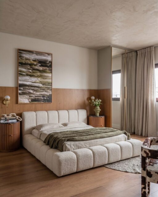 CASA ZAGO & SOUZA,  Italia |  2026. 
Una camera matrimoniale “semplice”, ma con personalità. Ultimamente, l’animalier è diventato il mio grande amore nell’arredamento.
.
Um quarto de casal “simples”, mas com PERSONALIDADE! Ultimamente o animal print tá sendo meu grande amor na decoração. Loucaaa nessa poltroninha. 🤎
.
#animalier #animalprint #projetocompersonalidade #aesthetic #italy
.
Curadoria projeto: @arch.ludimilareis 
Render 3d fotorealistico: @izabella_cordeiroo