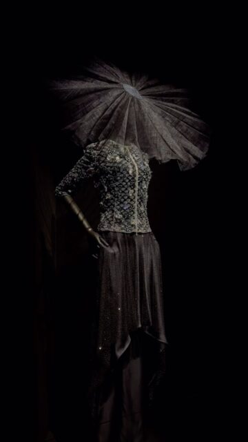 Visitei a exposição “Giorgio Armani Privé 2005–2025” e posso afirmar que foi a exposição de alta-costura mais especial que já vi.

São cerca de 150 vestidos de alta-costura, com bordados feitos à mão, tecidos nobres e criações icônicas que contam vinte anos de elegância atemporal.

Giorgio Armani foi realmente um gênio… Um visionário que transformou tecido em arte e criou um estilo que continuará inspirando gerações. 🤍
.
I visited the “Giorgio Armani Privé 2005–2025” exhibition, and I can honestly say it is the most extraordinary haute couture exhibition I have ever seen.

Around 150 couture gowns, exquisite hand embroidery, precious fabrics, and iconic creations celebrating twenty years of timeless elegance.

Giorgio Armani was truly exceptional. A visionary who transformed fabric into art and created a style that will continue to inspire generations.
.
#armanisilos #giorgioarmani #milan #italy #fashionisart