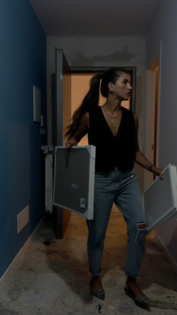 Começamos a parte de ambientação e decoração desse apartamento que está ficando LINDOOO! Apartamento em Brescia, comprado como investimento, foi reformado e transformado em 3 quartos para 3 estudantes. 
Hoje fui ao Ikea comprar a parte de decoração para o cliente (serviço de Personal shopper, parte preferida do meu trabalho) haha 
Aos poucos vou mostrando tudo para vocês… 🤍
.
#ikeaitalia #personalshopper #ambientação #brasileirosnaitalia #brasilianiinitalia 
.

Abbiamo iniziato la fase di allestimento e decorazione di questo appartamento che sta diventando BELLISSIMOOO! 🤍

Si trova a Brescia, è stato acquistato come investimento e lo abbiamo ristrutturato trasformandolo in 3 camere destinate a 3 studenti.

Oggi sono stata da IKEA per acquistare tutta la parte decorativa per il cliente — servizio di Personal Shopper, la parte che preferisco del mio lavoro! 😂

Piano piano vi mostrerò tutto… 🤍