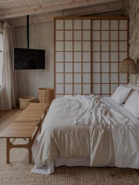 La zona notte di questo bellissimo appartamento. 🤍🤎
Uno degli appartamenti che stiamo ristrutturando per una casa vacanze sul Lago d’Iseo. 
.
Suite matrimonial desse apartamento incrível que estamos reformando. Vamos transformar um prédio no centro histórico do lago di Iseo em um Boutique Hotel. E esse é um dos apartamentos do edifício. 
Lindo né ? 
.
#relaischateaux #relais #hotelboutique #italy #iseolake 
.
.
• Projeto e curadoria: @arch.ludimilareis 
• Criação e renderização: @izabella_cordeiroo