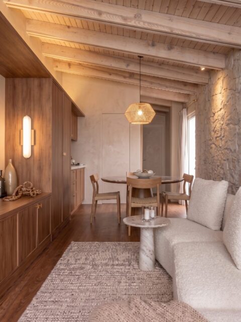 APTO GRIGIO, Lago d’Iseo | 2026
.
Uma arquitetura que se revela nos detalhes: 
Portas coplanar invisíveis, teto da construção original em madeira natural, paredes vestidas de pedra e marcenaria de alto padrão. 

Móveis de design que encontram materiais autênticos, criando um equilíbrio entre história, elegância e contemporaneidade.

Um apartamento onde a matéria fala baixo e cada detalhe tem intenção.
Esse é um dos apartamentos do Boutique Hotel que estamos reformando no Lago d’Iseo. 
Lindo né ? 🤍
.
#relaischateaux #relais #hotelboutique #italy #iseolake 
.
.
• Projeto e curadoria: @arch.ludimilareis 
• Criação e renderização: @izabella_cordeiroo